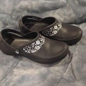 Crocs in black with silver flowers